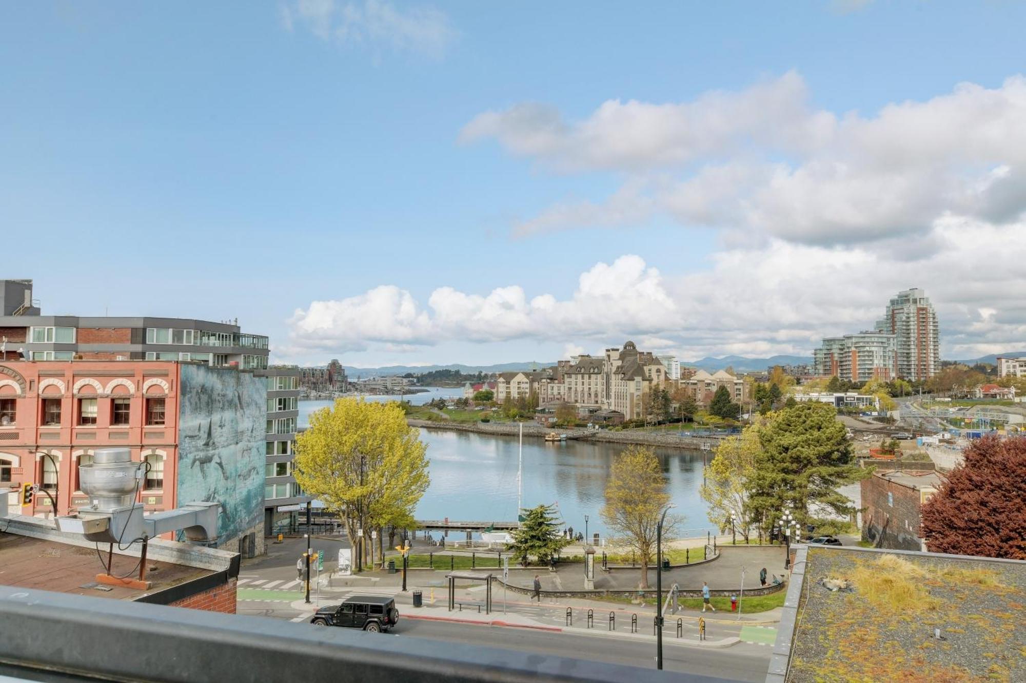 Victoria'S Parliamentary Suite With Private Rooftop Patio & Harbour View Esterno foto
