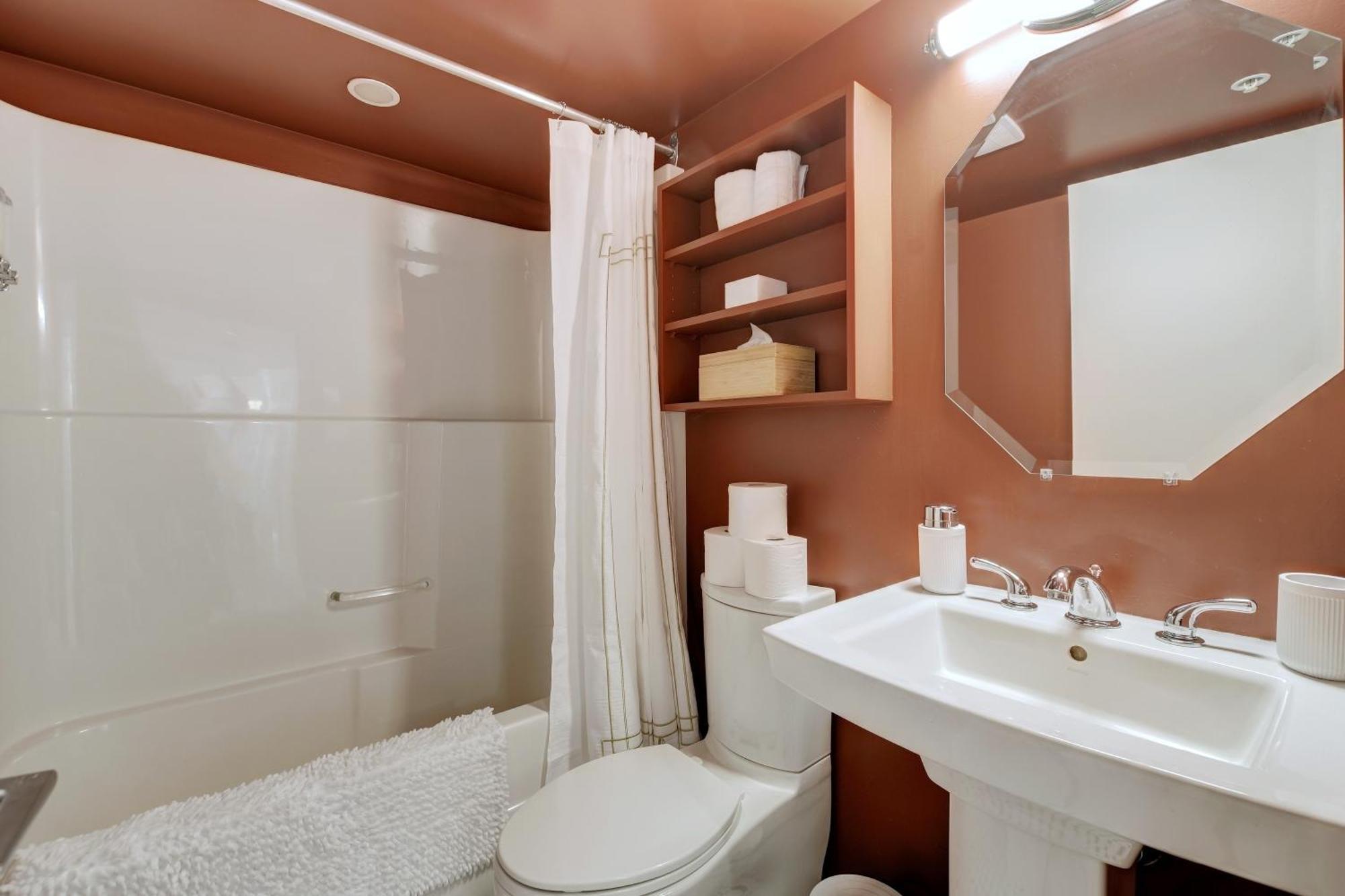 Victoria'S Parliamentary Suite With Private Rooftop Patio & Harbour View Esterno foto