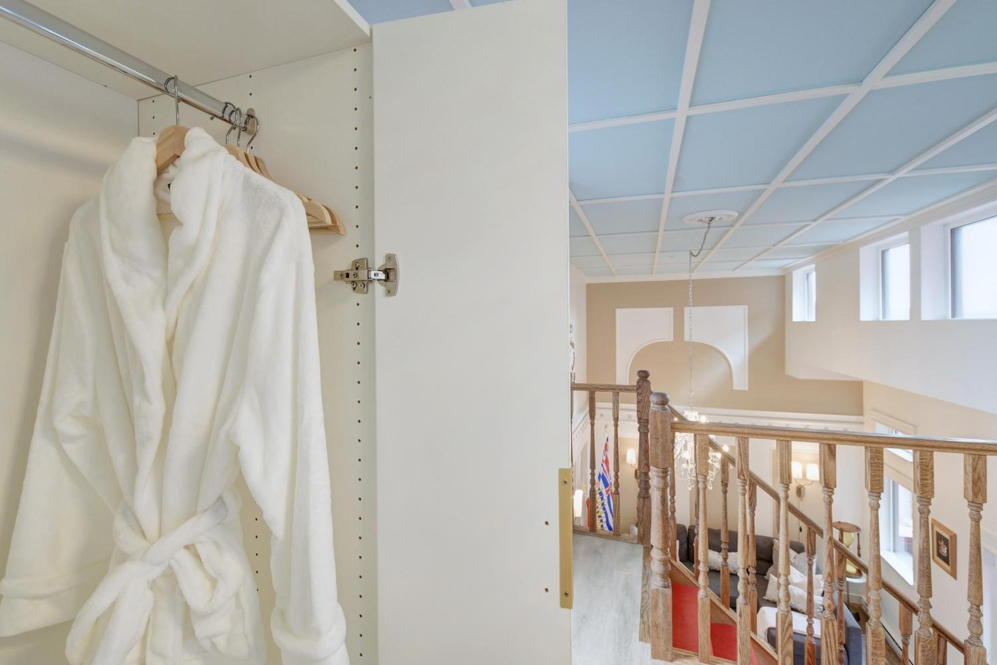 Victoria'S Parliamentary Suite With Private Rooftop Patio & Harbour View Esterno foto